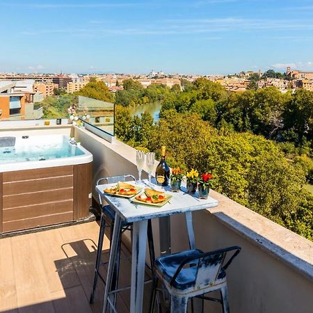 Penthouse With A Panoramic Rooftop In Trastevere With Seasonally Jacuzzi Apartment Rome Exterior photo