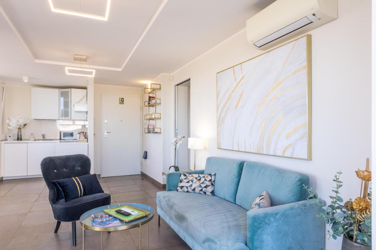 Penthouse With A Panoramic Rooftop In Trastevere With Seasonally Jacuzzi Rome Exterior photo