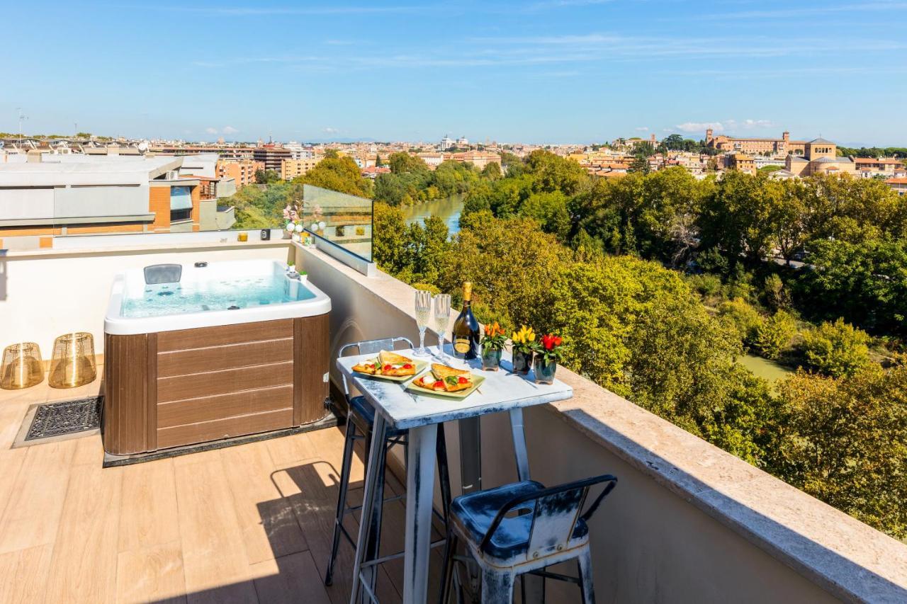 Penthouse With A Panoramic Rooftop In Trastevere With Seasonally Jacuzzi Apartment Rome Exterior photo