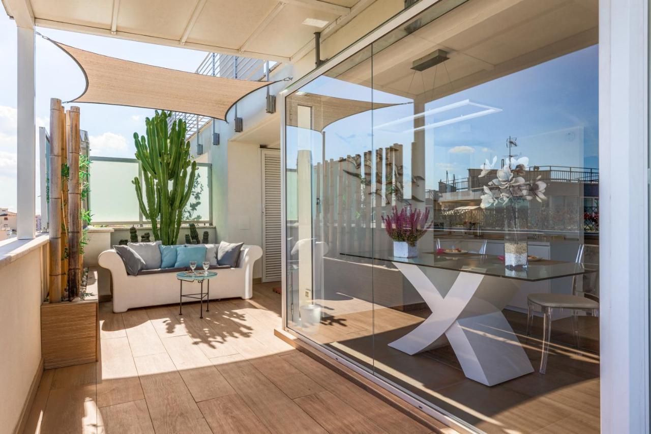 Penthouse With A Panoramic Rooftop In Trastevere With Seasonally Jacuzzi Rome Exterior photo