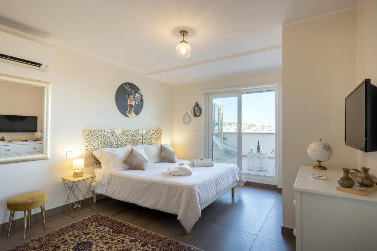 Penthouse With A Panoramic Rooftop In Trastevere With Seasonally Jacuzzi Rome Exterior photo