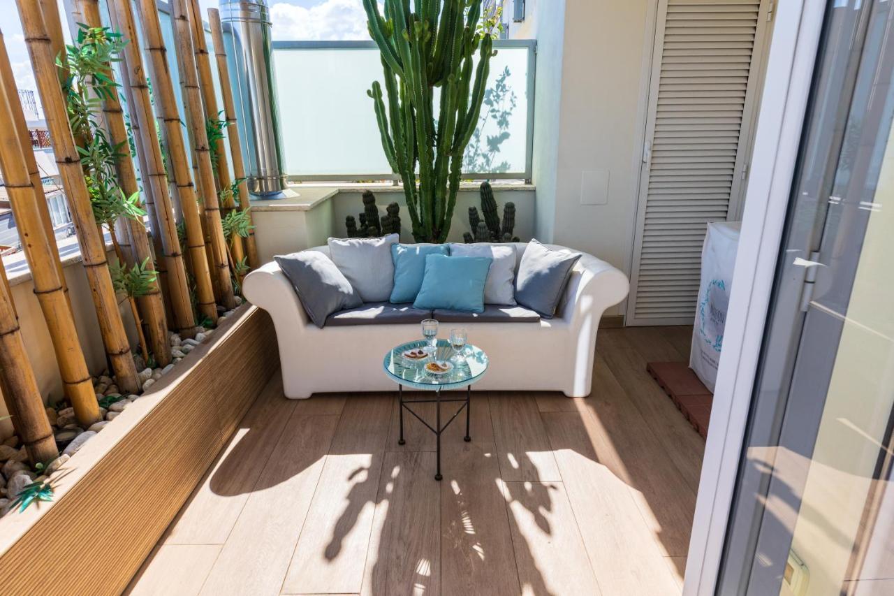 Penthouse With A Panoramic Rooftop In Trastevere With Seasonally Jacuzzi Rome Exterior photo