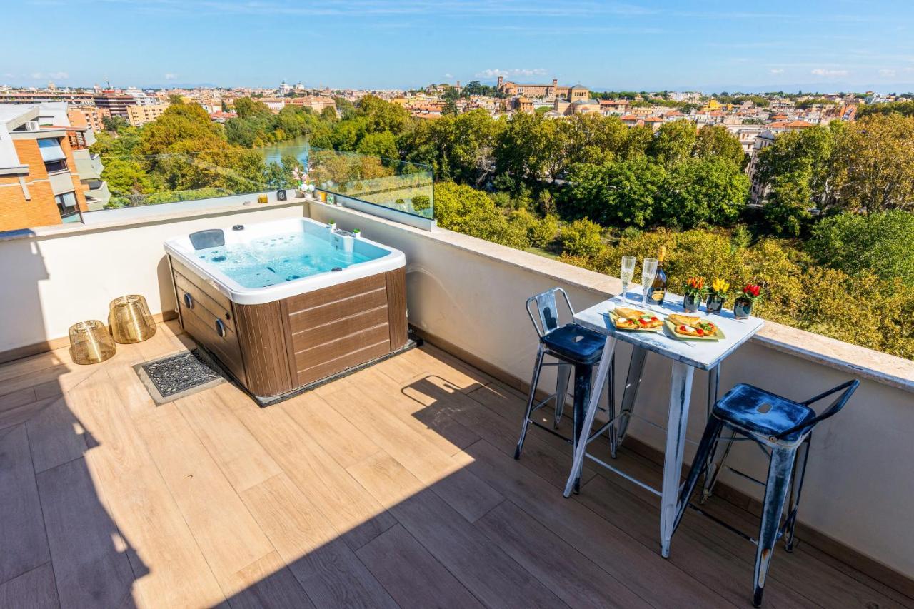 Penthouse With A Panoramic Rooftop In Trastevere With Seasonally Jacuzzi Apartment Rome Exterior photo