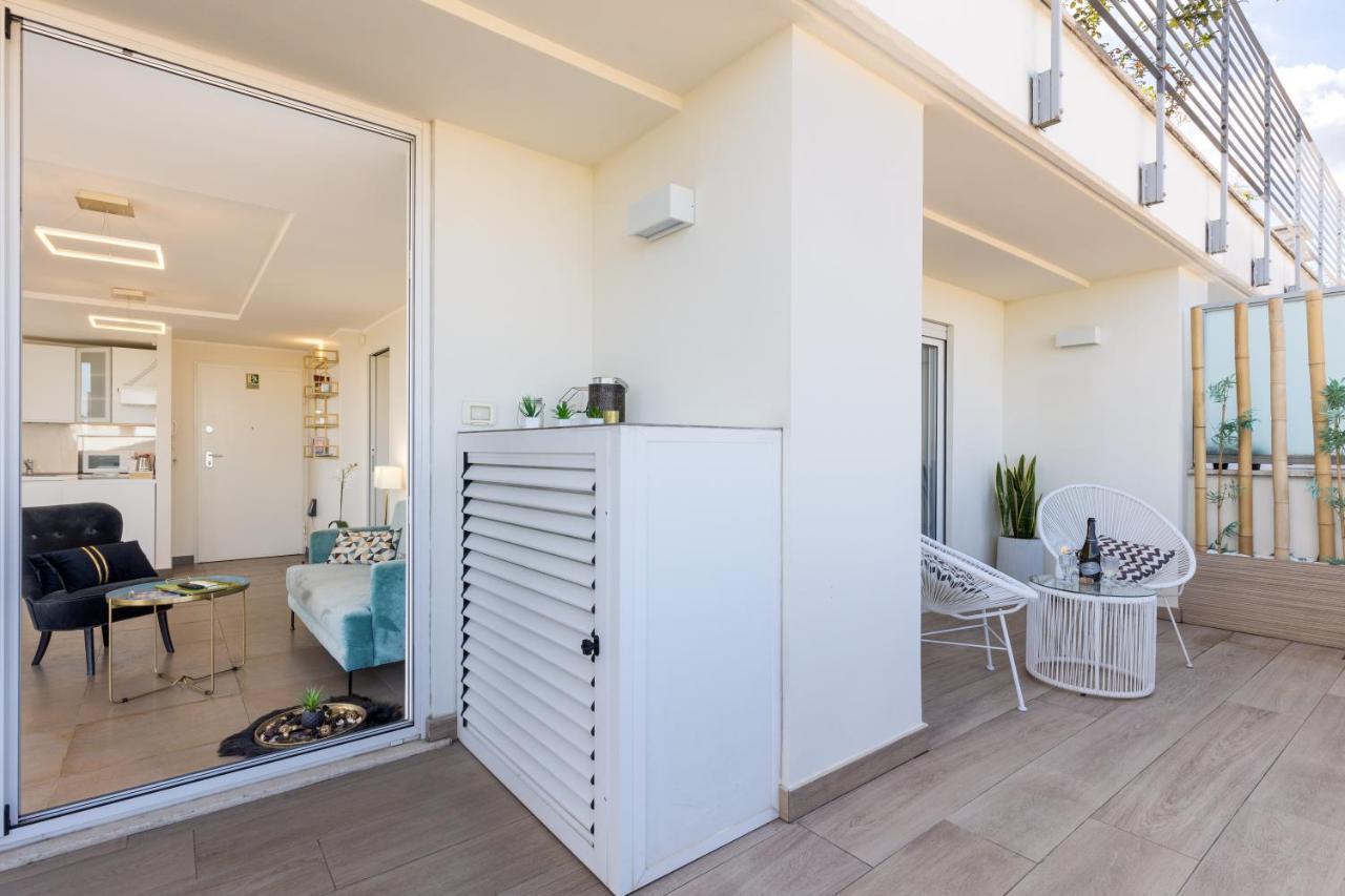 Penthouse With A Panoramic Rooftop In Trastevere With Seasonally Jacuzzi Rome Exterior photo