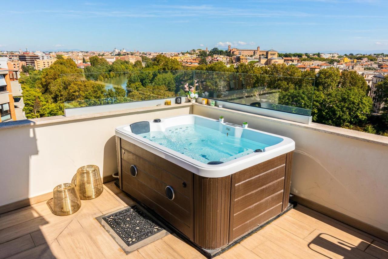 Penthouse With A Panoramic Rooftop In Trastevere With Seasonally Jacuzzi Apartment Rome Exterior photo